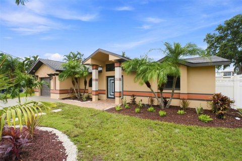 House in Redington Beach, Florida 3 bedrooms, 186.27 sq.m. № 2259161