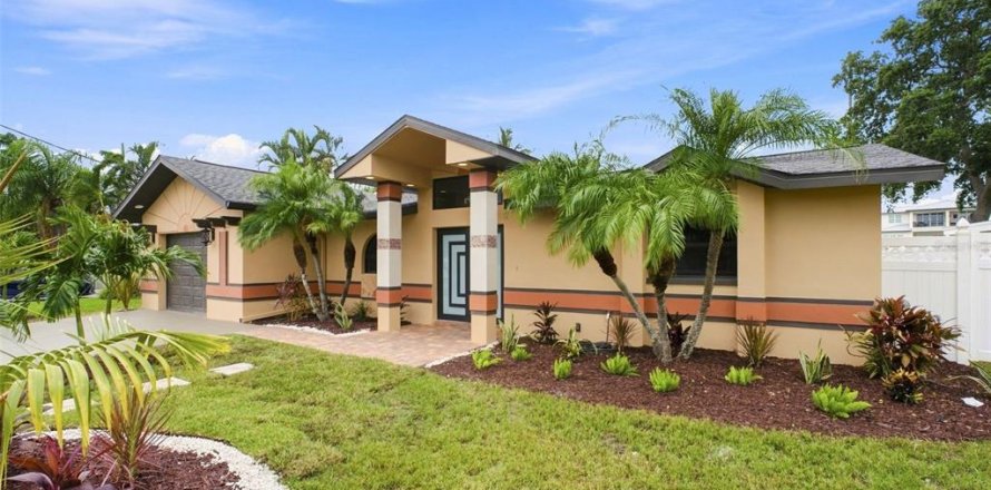 House in Redington Beach, Florida 3 bedrooms, 186.27 sq.m. № 2259161