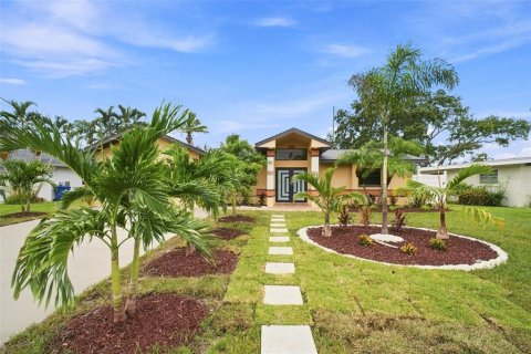 House in Redington Beach, Florida 3 bedrooms, 186.27 sq.m. № 2259161 - photo 5