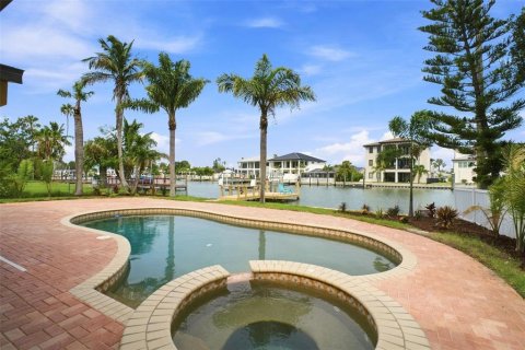 House in Redington Beach, Florida 3 bedrooms, 186.27 sq.m. № 2259161 - photo 2