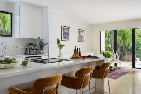 Townhouse in Miami, Florida 3 bedrooms, 211.63 sq.m. № 2066304 - photo 14