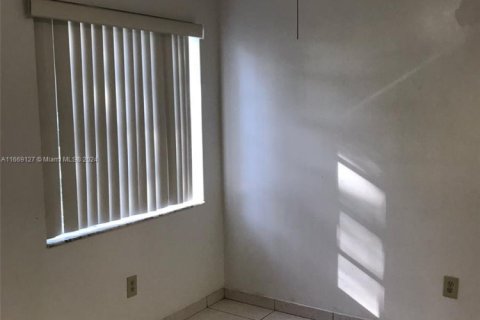 Condo in Miami, Florida, 2 bedrooms  № 1863735 - photo 13