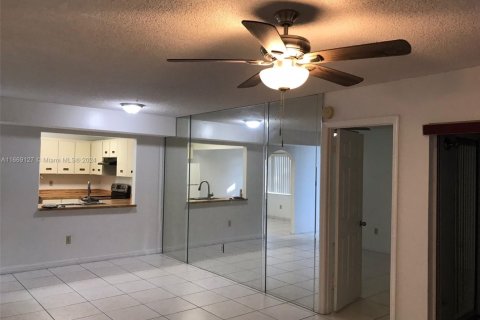 Condo in Miami, Florida, 2 bedrooms  № 1863735 - photo 8