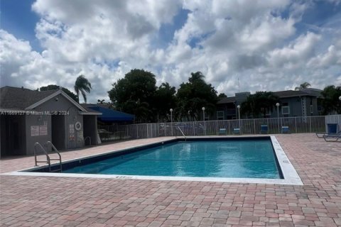 Condo in Miami, Florida, 2 bedrooms  № 1863735 - photo 4