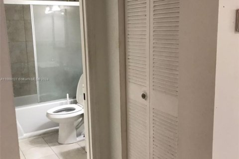 Condo in Miami, Florida, 2 bedrooms  № 1863735 - photo 16