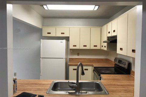 Condo in Miami, Florida, 2 bedrooms  № 1863735 - photo 11