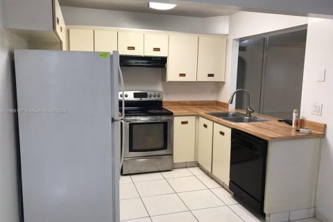 Condo in Miami, Florida, 2 bedrooms  № 1863735 - photo 10