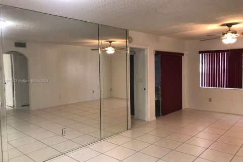 Condo in Miami, Florida, 2 bedrooms  № 1863735 - photo 15
