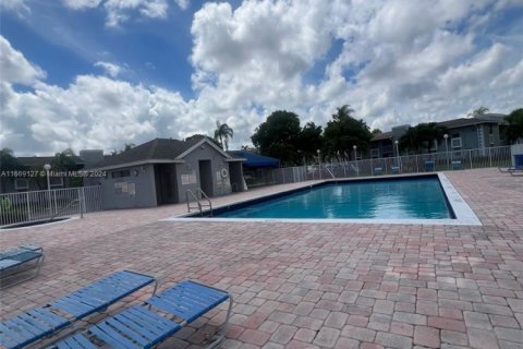 Condo in Miami, Florida, 2 bedrooms  № 1863735 - photo 5