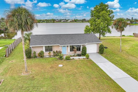 Villa ou maison à vendre à Port Charlotte, Floride: 2 chambres, 83.61 m2 № 1910035 - photo 1