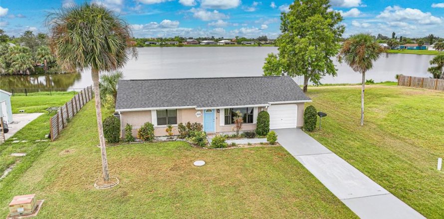 Villa ou maison à Port Charlotte, Floride 2 chambres, 83.61 m2 № 1910035