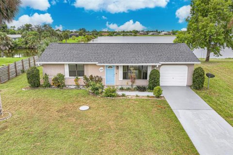 Villa ou maison à vendre à Port Charlotte, Floride: 2 chambres, 83.61 m2 № 1910035 - photo 3