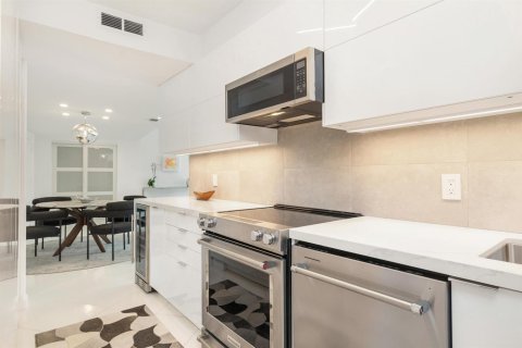 Condo in Palm Beach, Florida, 2 bedrooms № 2246700 - photo 8