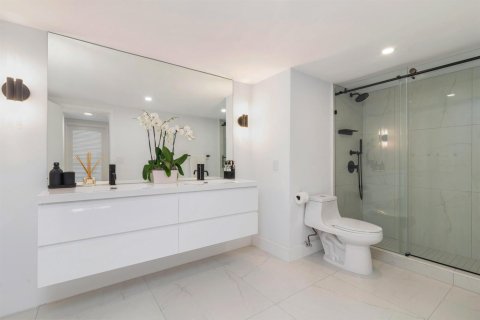 Condo in Palm Beach, Florida, 2 bedrooms № 2246700 - photo 12