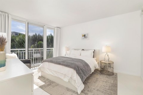 Condo in Palm Beach, Florida, 2 bedrooms № 2246700 - photo 15
