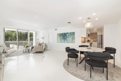 Condo in Palm Beach, Florida, 2 bedrooms № 2246700 - photo 3