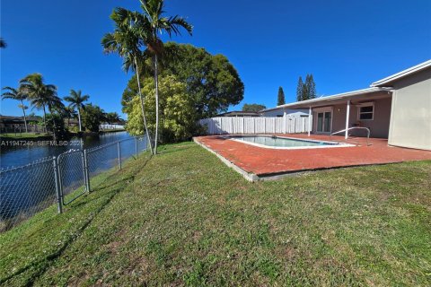 Снять в аренду виллу или дом в Санрайз, Флорида 2 спальни, 142.79м2, № 2003316 - фото 27