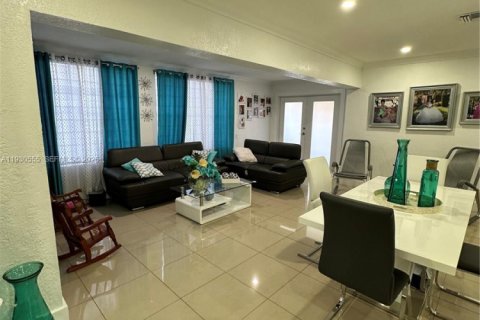 Снять в аренду виллу или дом в Хайалиа, Флорида 3 спальни, 153.2м2, № 1990420 - фото 24