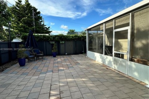 Снять в аренду виллу или дом в Хайалиа, Флорида 3 спальни, 153.2м2, № 1990420 - фото 8