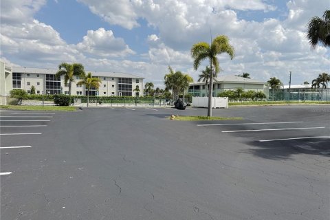 Condo in Punta Gorda, Florida, 2 bedrooms № 2239641 - photo 12
