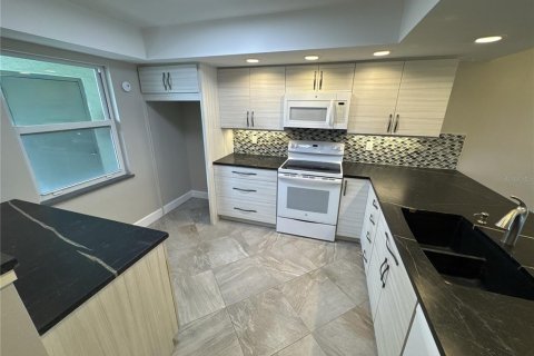 Condo in Punta Gorda, Florida, 2 bedrooms № 2239641 - photo 2