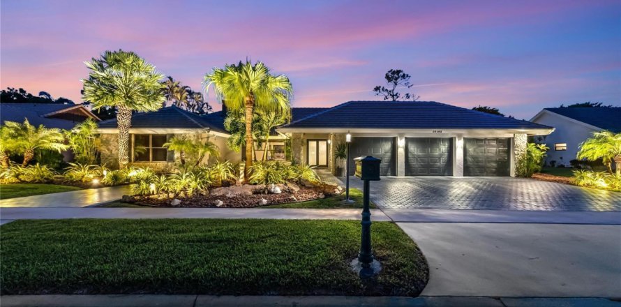 House in Boca Raton, Florida 4 bedrooms, 245.54 sq.m. № 2253426