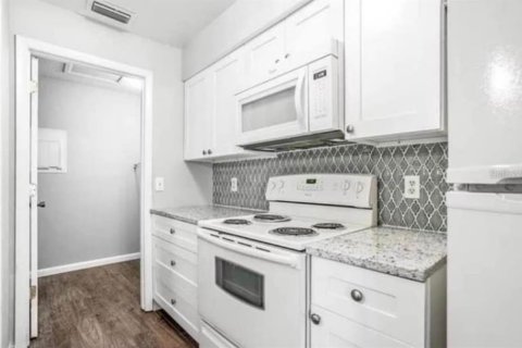 Condo in Altamonte Springs, Florida, 2 bedrooms  № 2394297 - photo 6