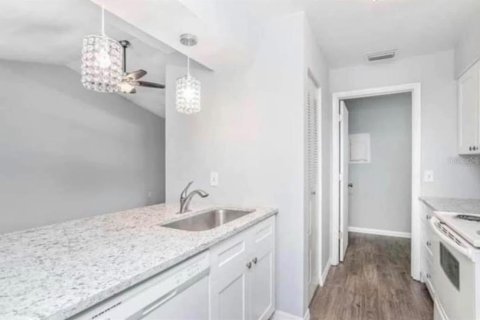 Condo in Altamonte Springs, Florida, 2 bedrooms  № 2394297 - photo 14