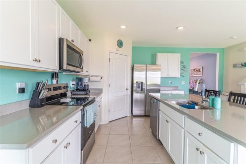 House in Winter Haven, Florida 5 bedrooms, 250.46 sq.m. № 2201194 - photo 8