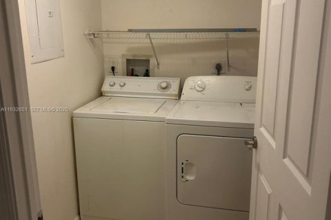 Снять в аренду кондоминиум в Помпано-Бич, Флорида 3 спальни, 108.7м2, № 1991137 - фото 3