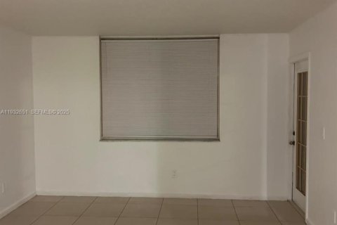 Снять в аренду кондоминиум в Помпано-Бич, Флорида 3 спальни, 108.7м2, № 1991137 - фото 2