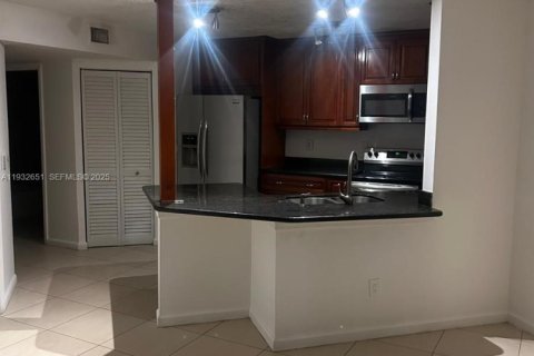 Снять в аренду кондоминиум в Помпано-Бич, Флорида 3 спальни, 108.7м2, № 1991137 - фото 1