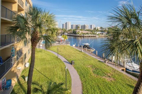 Condominio en venta en Hallandale Beach, Florida, 1 dormitorio, 82.4 m2 № 1980237 - foto 1