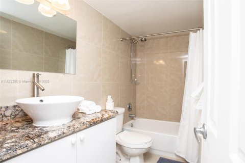 Condominio en venta en Hallandale Beach, Florida, 1 dormitorio, 82.4 m2 № 1980237 - foto 16