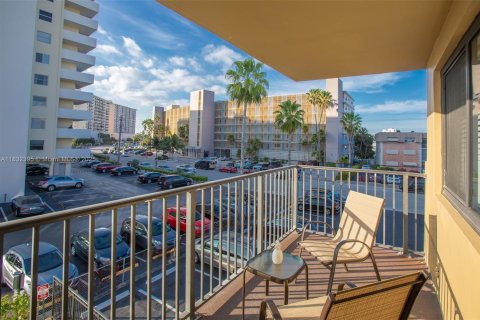 Condominio en venta en Hallandale Beach, Florida, 1 dormitorio, 82.4 m2 № 1980237 - foto 21