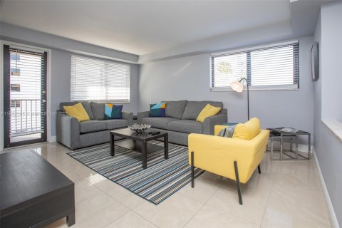 Condominio en venta en Hallandale Beach, Florida, 1 dormitorio, 82.4 m2 № 1980237 - foto 2