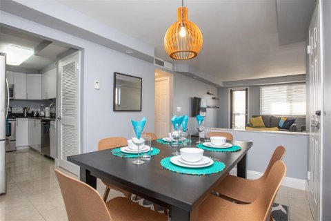 Condominio en venta en Hallandale Beach, Florida, 1 dormitorio, 82.4 m2 № 1980237 - foto 6