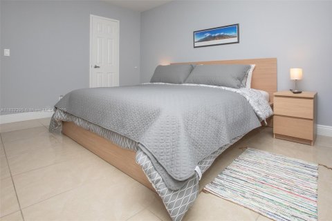 Condominio en venta en Hallandale Beach, Florida, 1 dormitorio, 82.4 m2 № 1980237 - foto 13