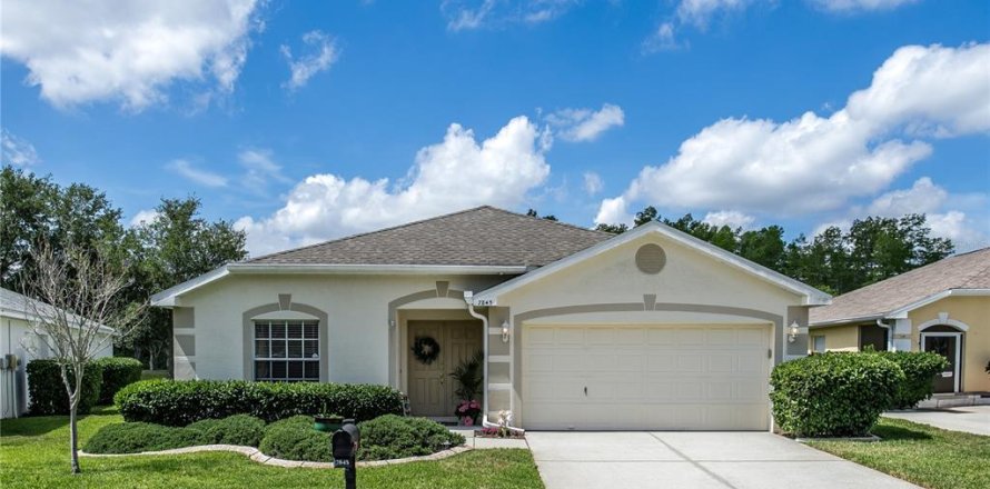 House in Land O' Lakes, Florida 3 bedrooms, 192.49 sq.m. № 2223265