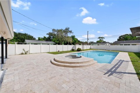 House in Saint Petersburg, Florida 4 bedrooms, 138.24 sq.m. № 1904095 - photo 30