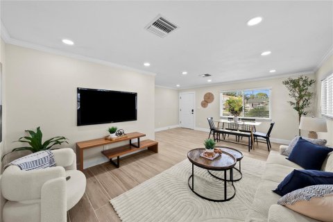 House in Saint Petersburg, Florida 4 bedrooms, 138.24 sq.m. № 1904095 - photo 6