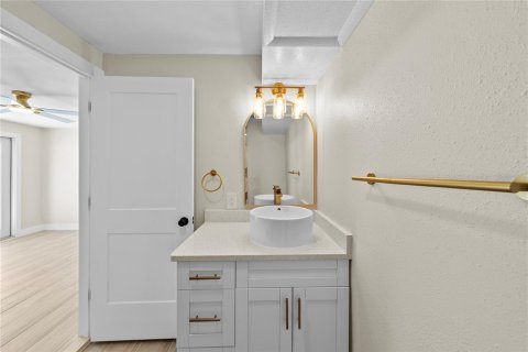 House in Saint Petersburg, Florida 4 bedrooms, 138.24 sq.m. № 1904095 - photo 18