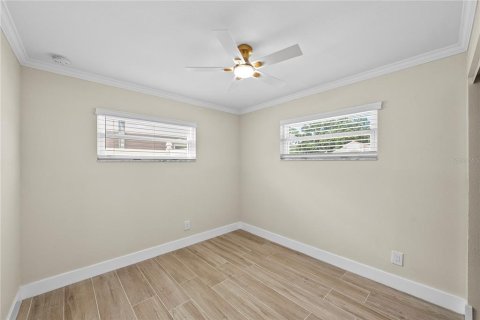 House in Saint Petersburg, Florida 4 bedrooms, 138.24 sq.m. № 1904095 - photo 26