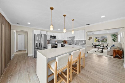 House in Saint Petersburg, Florida 4 bedrooms, 138.24 sq.m. № 1904095 - photo 2