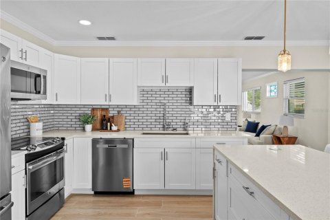 House in Saint Petersburg, Florida 4 bedrooms, 138.24 sq.m. № 1904095 - photo 10