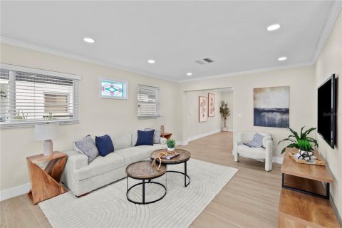 House in Saint Petersburg, Florida 4 bedrooms, 138.24 sq.m. № 1904095 - photo 7