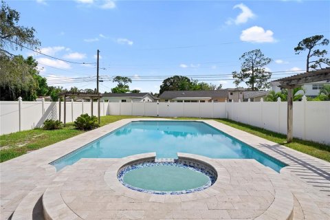 House in Saint Petersburg, Florida 4 bedrooms, 138.24 sq.m. № 1904095 - photo 3