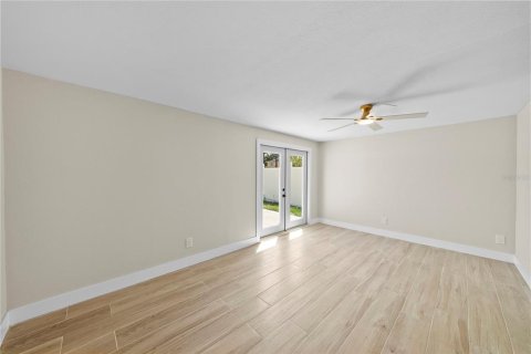 House in Saint Petersburg, Florida 4 bedrooms, 138.24 sq.m. № 1904095 - photo 17