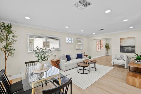 House in Saint Petersburg, Florida 4 bedrooms, 138.24 sq.m. № 1904095 - photo 4