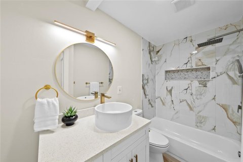 House in Saint Petersburg, Florida 4 bedrooms, 138.24 sq.m. № 1904095 - photo 25